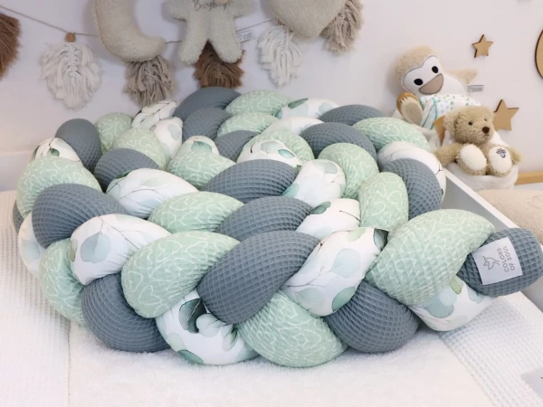 Geflochtene Bettschlange Eukalyptus in Dusty Altmint und Herzen Hellmint im Detail