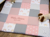 Personalisierte Patchwork Krabbeldecke Regenbogen Aquarell Altrosa mit Namen – handgemachte Krabbeldecke für Babys