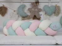 Geflochtene Bettschlange in Creme, Hellrosa und Pastellmint aus Waffelpique auf Wickelunterlage dekoriert im Babyzimmer.