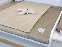 Wickelauflage mit Bezug aus Frottee Beige und Cord Beige auf weißer Wickelkommode