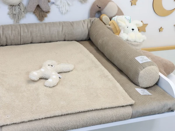 Wickelauflage mit Bezug und klassischer Bettschlange aus Cord Beige und Frottee Beige