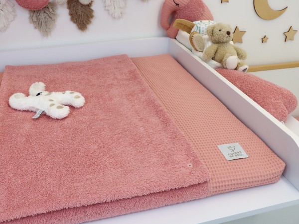 Wickelauflage Blush mit Bezug aus Waffelpique und Frottee auf weißer Wickelkommode