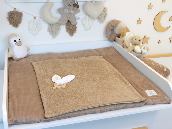 Wickelauflage aus Cord und Frottee in Dunkelbeige auf dem Wickeltisch