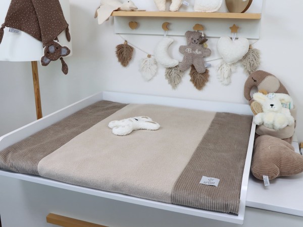 Wickelauflage aus Cord Beige und Baumwollfleece Beige – liebevoll genäht und dekorativ im Wickelzimmer platziert.