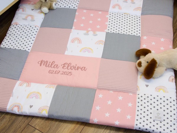 Personalisierte Patchwork Krabbeldecke Regenbogen Aquarell Altrosa mit Namen – handgemachte Krabbeldecke für Babys