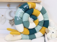 Bettschnecke Waffelpique in Hellmint, Altgrün, Creme und Gelb – personalisierte Bettumrandung Baby