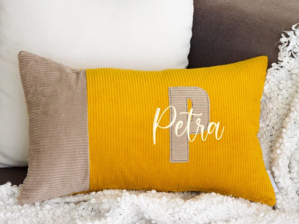 Personalisiertes Cordkissen in Camel und Gelb mit großer Initiale aus Cord und Namensstickerei