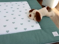 Personalisierte Krabbeldecke mit Namen und Datum - Herzen altgrün / Waffelpique altgrün