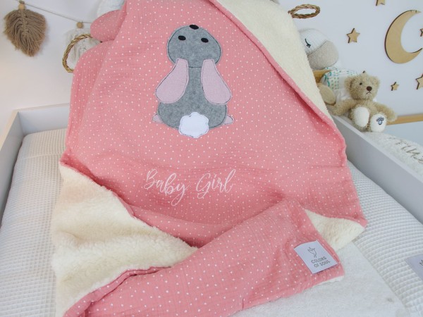 Personalisierte Kuscheldecke Hase - Musselin mit weißen Punkten rosa / Teddyplüsch creme