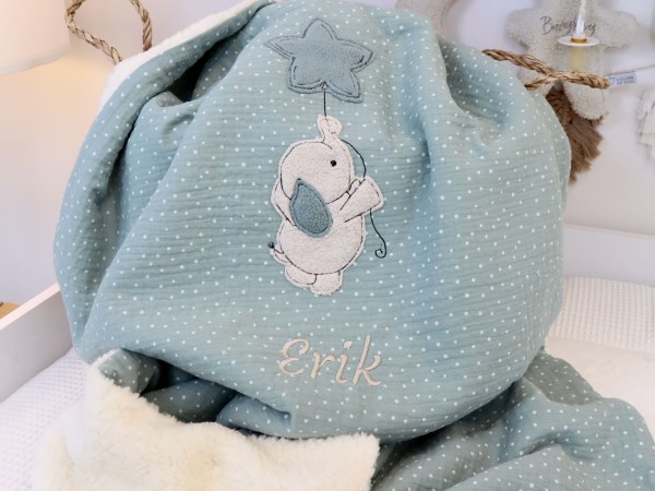 Handgemachte Babydecke aus Musselin mint mit weißen Punkten und Teddyplüsch creme – personalisierte Kuscheldecke mit Elefanten-Motiv und Namensstickerei
