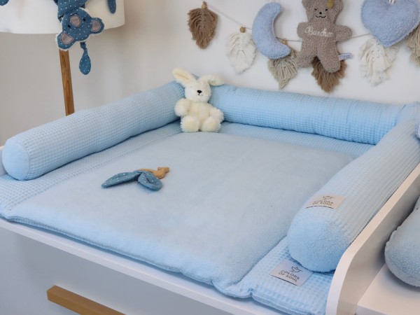 Hellblaue Wickelauflage mit weicher Umrandung im Babyzimmer – handgemachtes Wickelauflagen-Set in Waffelpique & Fleece