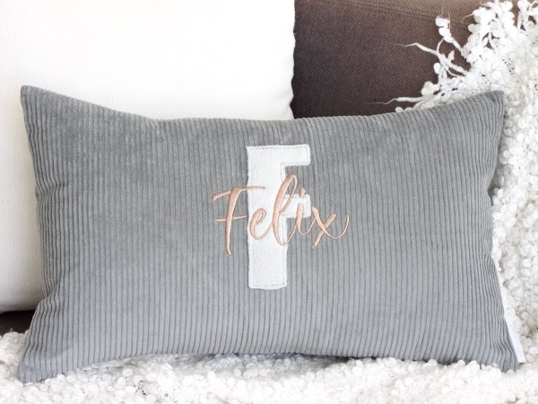 Personalisiertes Cordkissen in Grau mit hellgrauer Buchstaben-Applikation und Namensstickerei (Detailansicht)