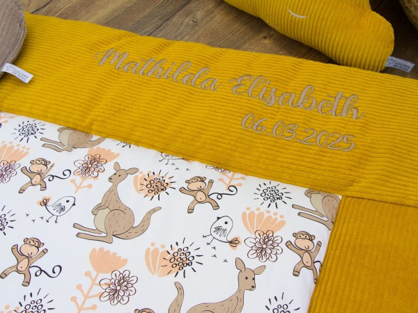 Personalisierte Krabbeldecke - Cord gelb / Kängurus und Affen