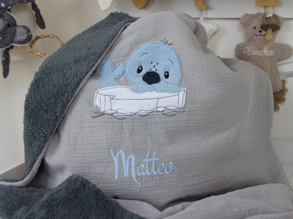 Personalisierte Musselin-Babydecke hellgrau mit Seehund und Name Matteo in Hellblau