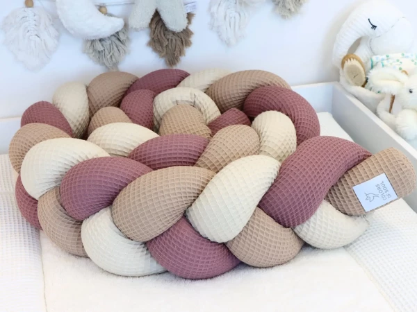 Geflochtene Bettschlange aus Waffelpique in Alte Malve Camel und Light Sand Nahaufnahme