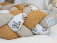 Geflochtene Bettschlange aus Waffelpique Karamell & Beige mit Baumwollsatin Bärchen – Nahaufnahme der weichen Bettumrandung.