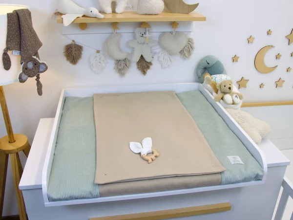 Wickelauflage mit Bezug in Cord Mint und Baumwollfleece Dunkelbeige auf weißer Wickelkommode
