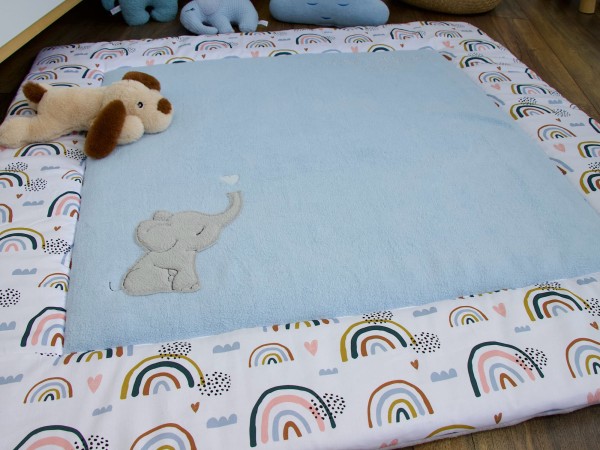 Krabbeldecke personalisiert mit Namen - Regenbogen und Herzen / Baumwollfleece blau