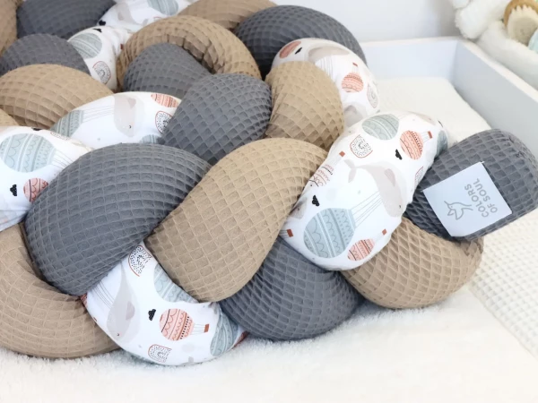 Geflochtene Bettschlange mit schlafenden Walen und Waffelpique Steingrau Dunkelbeige im Babybett
