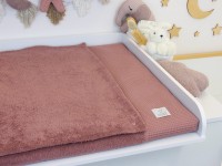 Wickelauflage mit Bezug in Alte Malve aus Waffelpique und Frottee auf weißem Wickeltisch