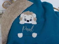 Handgemachte Babydecke Petrol mit Löwen-Applikation und Namensstickerei Paul – personalisierte Musselin-Kuscheldecke mit sandfarbenem Teddyplüsch.