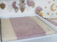 Wickelauflage aus Waffelpique Light Sand mit Frottee Altrosa auf Wickeltisch