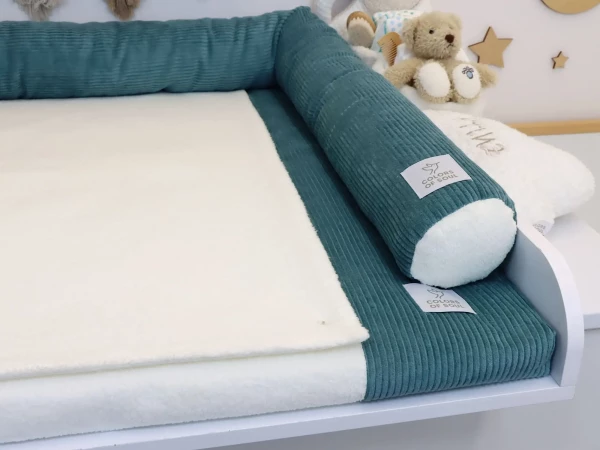 Wickelauflage mit Bezug und klassischer Bettschlange in Cord Petrol und Baumwollfleece Creme