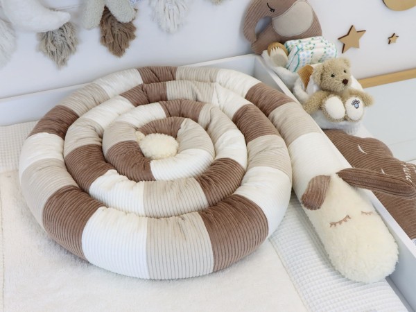 Puckschnecke aus Cord in Creme, Light Sand und Camel für das Babybett