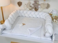 Weiße Wickelauflage mit geflochtener Bettschlange – handgefertigtes 2er Set aus Waffelpique und Frottee von Colors of Soul.