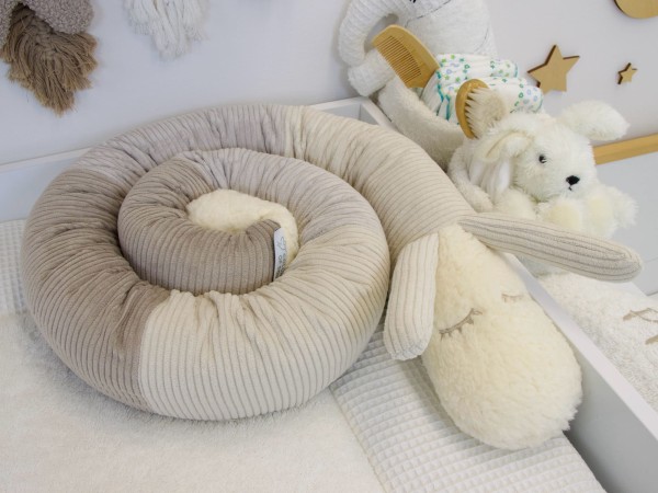 Bettschnecke aus Cord in Sand, Hellbeige und Beige im Babybett