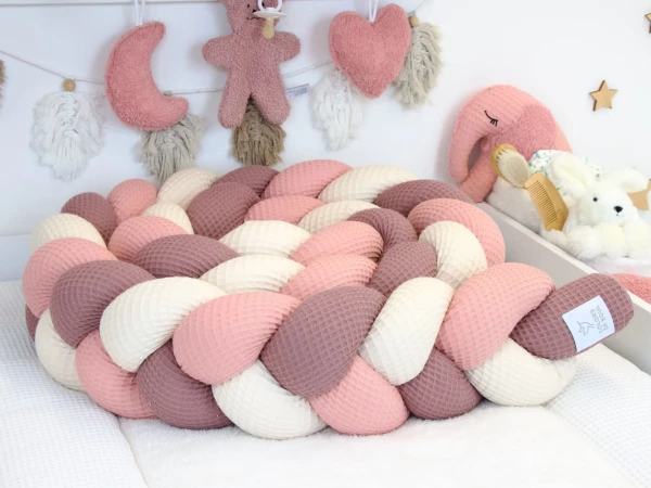 Handgefertigte Bettschlange Waffelpique in Alte Malve, Hellbeige und Blush mit Colors of Soul Label