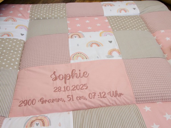 Personalisierte Patchwork Krabbeldecke Regenbogen Aquarell in Altrosa und Beige mit Namensstickerei