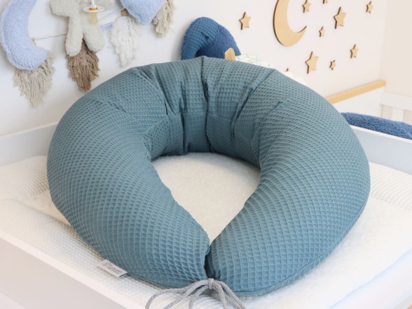 XXL Stillkissen aus Waffelpique in Dusty Altmint auf Wickelauflage – handgemachtes Schwangerschafts- und Stillkissen
