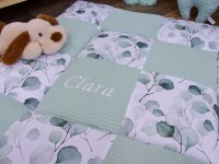Krabbeldecke Patchwork personalisiert - Waffelpique hellmint / Silberdollar-Eukalyptus Aquarell