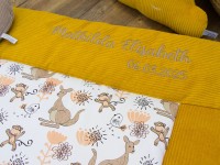 Personalisierte Krabbeldecke - Cord gelb / Kängurus und Affen