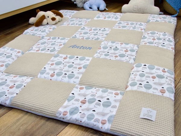 Krabbeldecke Patchwork Beige mit Namensstickerei und Motivstoff mit schlafenden Walen und Luftballons