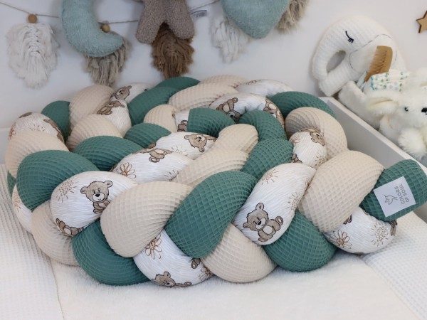 Handgefertigte Bettschlange Altgrün & Natur mit Bärchenmotiv – liebevolle Bettumrandung fürs Babybett.