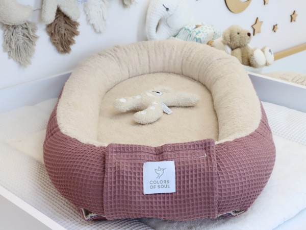 Babynest aus Waffelpique Alte Malve mit weicher Frottee-Liegefläche in Light Sand