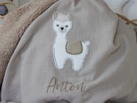 Detailansicht der personalisierten Lama-Kuscheldecke in Sandtönen mit Namensstickerei