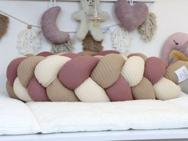 Geflochtene Bettschlange Waffelpique Dunkelbeige, Alte Malve und Light Sand – warme Farbkombination auf der Wickelkommode