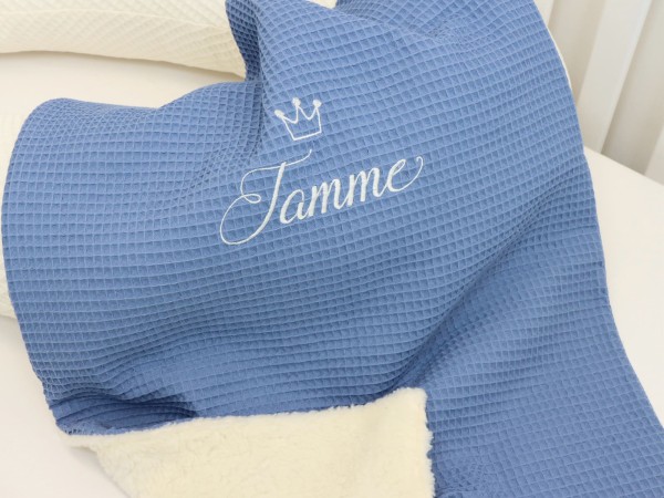 Babydecke Waffelpique blau mit cremefarbenem Teddyplüsch – personalisierte Kuscheldecke für Babys auf Wickeltisch