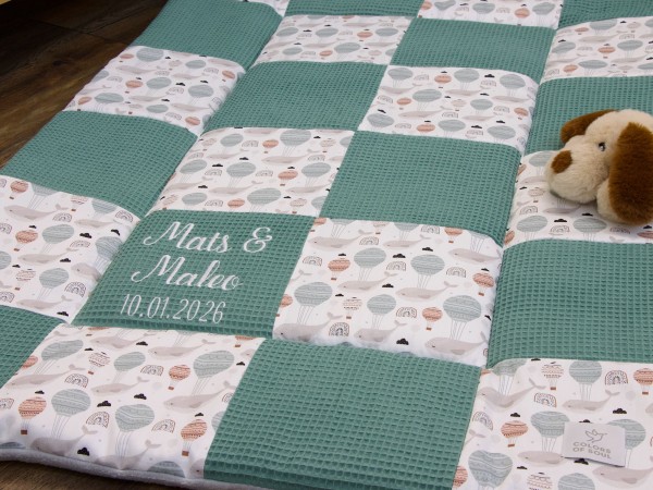 Personalisierte Patchwork Krabbeldecke aus Waffelpique Altgrün und Baumwollsatin mit schlafenden Walen und Luftballons